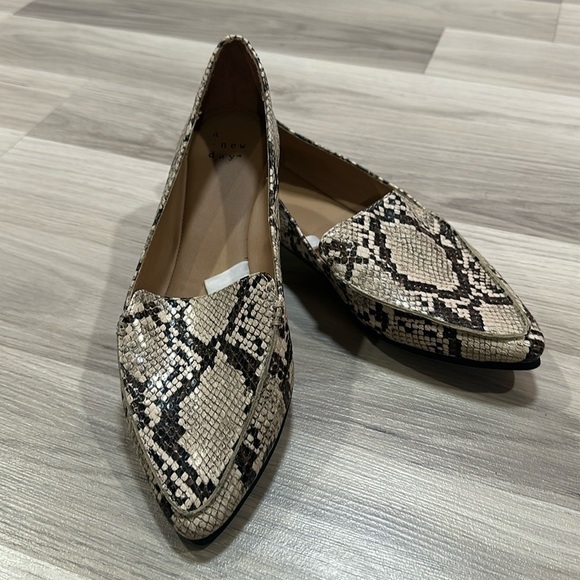 A New Day Faux Snakeskin Pointy Toe Flats Size 7 - Picture 1 of 6